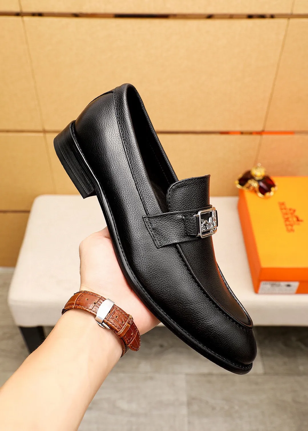 Men's shoes 💰480 💐 Product trademark: HERMES "Hermès" casual leather shoes Regular size: 39-44 (38.45.46🉑️Customized) Product materials: Selected imported first-layer pebbled calfskin upper + classic hardware buckle, imported water-dyed 🐂 cowhide lining. Strong three-dimensional visual effect, combined outsole Color: 1⃣️color optional